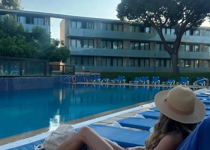 科姆塔特圣霍尔迪公寓式酒店 3*