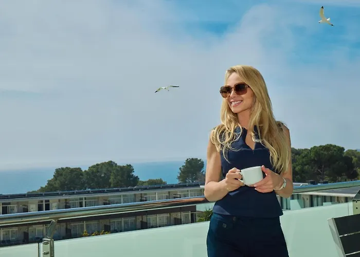 科姆塔特圣霍尔迪公寓式酒店 3* 普拉加德阿罗