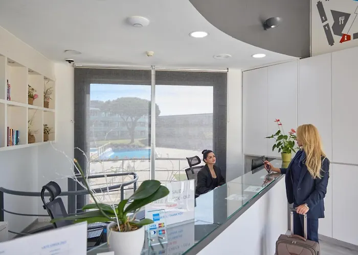 科姆塔特圣霍尔迪公寓式酒店